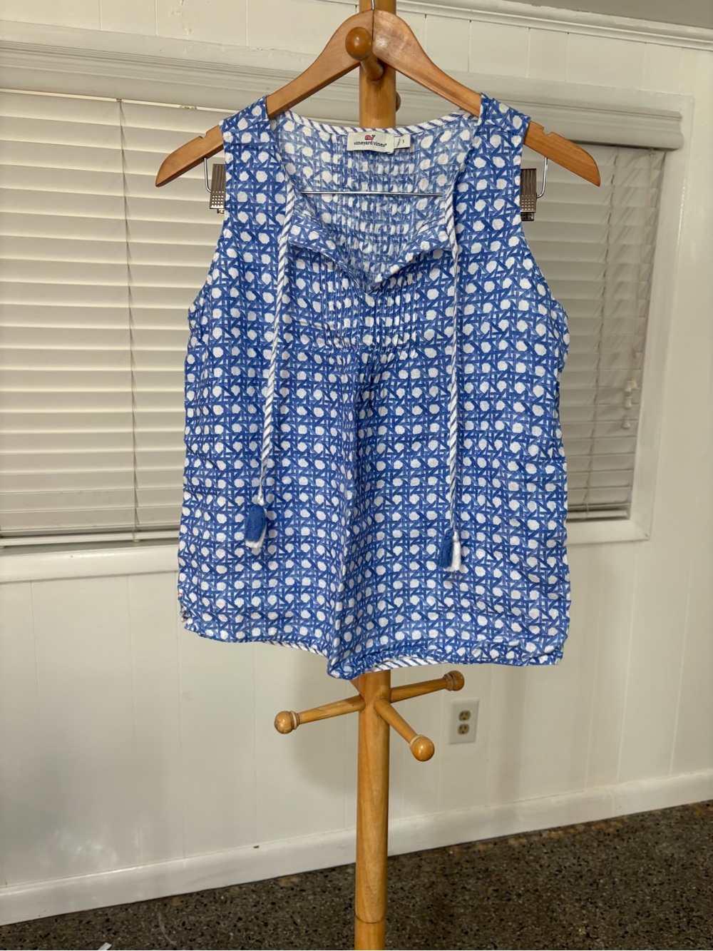 Vineyard Vines Women's Blue and White Sleeveless Blouse, Size S